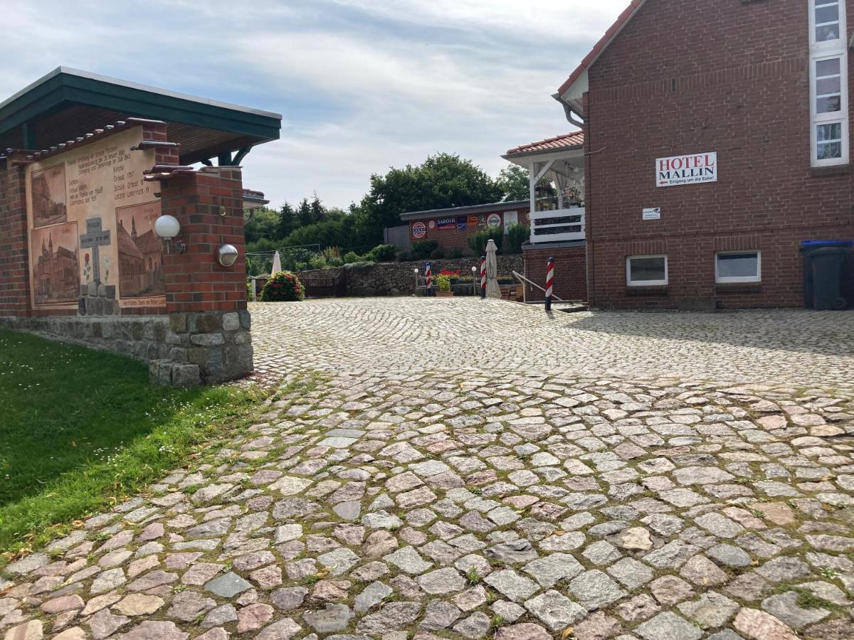 Hotel Am Schlosspark Mallin Exteriör bild