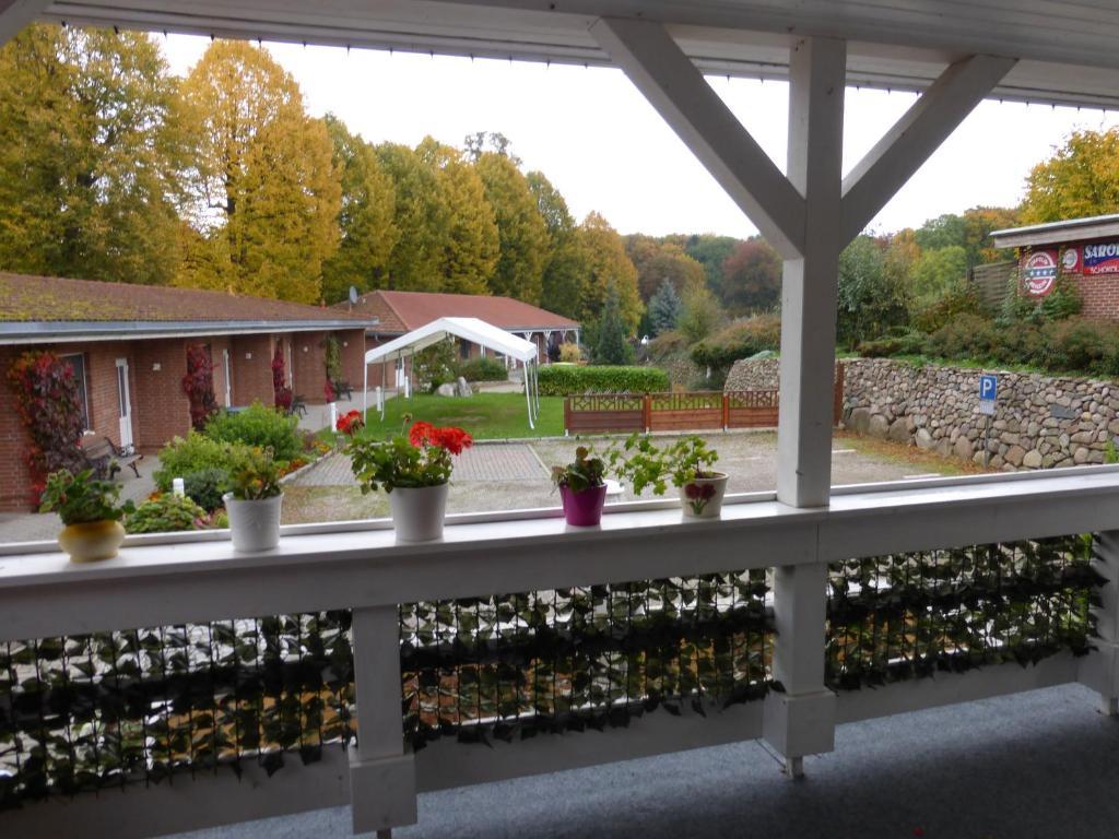 Hotel Am Schlosspark Mallin Exteriör bild